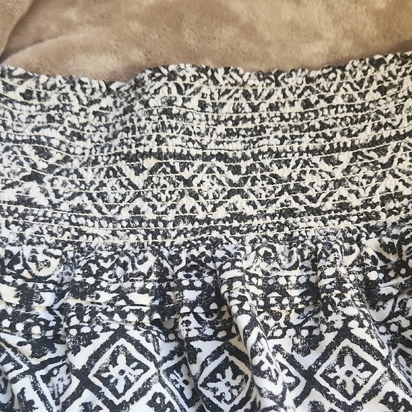 Black and White Patterned Women's Skirt With Comfort And Style All In One! - Picture 3 of 8